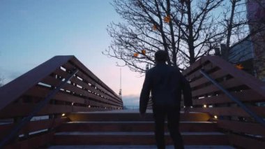 Güzel gökyüzü ve kışın açık havada.