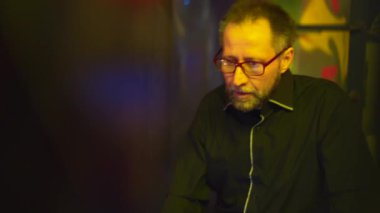 Adam, neon ışıklı Asya kafede atari oyununda pinball oynayarak çocukluğunu yeniden yaşıyor.