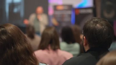 Genç profesyonellerin seyircileri teknolojik yenilik sunumunu gözlemliyor