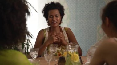 4k Yetişkin Lezbiyen Kadınlar modern barda eğlenir ve masaya otururlar. Gülümseyen, konuşan, gülen ve iç kısımdaki masada oturan güzel Igbt kadınlarının yakın görüntüsü. Neşeli bir grup