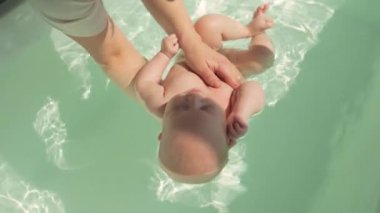 Erken çocukluk gelişimi su aktiviteleriyle beslenir, bilişsel ve fiziksel büyümeyi destekler. Bebek yüzme seanslarına katılır, fiziksel ve duyusal deneyimleri arttırır