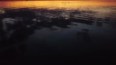 Gölde gün batımı