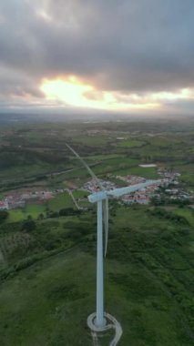 Güzel bir köyün gün batımı manzarası
