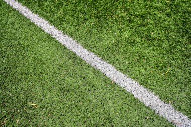 Futbol sahası, çimen sahası, beyaz çizgiler.