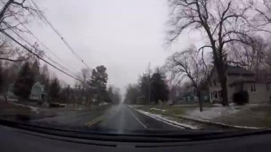 New Providence, NJ, ABD - 01-28-2022: Karlı bir kış gününde banliyöde son sürat giden ilçe yolu 