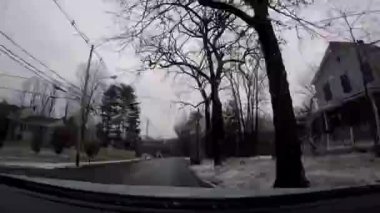 Watchung, NJ, ABD - 01-28-2022: Banliyöde ve kışın karlı bir günde karayolunda zaman aşımına uğramış bir ilçe yolu 
