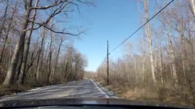 Kırsal kesimde kışın kırsal kesimde araba sürerken yerde kar vardı.