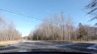 Kış mevsiminde banliyöde yol karla kaplı.