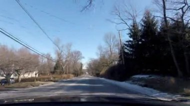 Kış mevsiminde banliyöde yol karla kaplı.