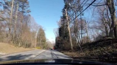Gillette, NJ, ABD - 01-27-2022: kışın banliyö bölgesinde trafik yolu ve yerde kar