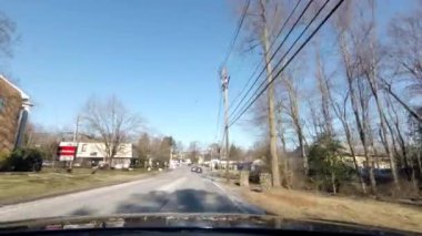 Gillette, NJ, ABD - 01-27-2022: kışın banliyö bölgesinde trafik yolu ve yerde kar