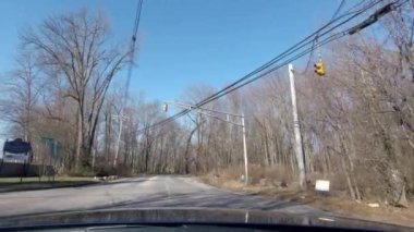 Kış mevsiminde banliyöde yol karla kaplı.