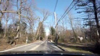 Berkeley Heights, NJ, ABD - 01-27-2022: kışın banliyö bölgesinde trafik yolu ve yerde kar
