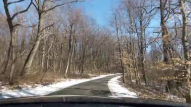 Kış mevsiminde milli parka giden yol karla kaplıydı.