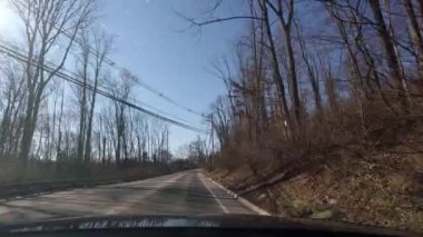 Morristown, NJ, ABD - 01-27-2022: kırsal bölgede kışın trafik yolu ve yerde kar