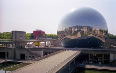 Paris, Fransa - 07-01-2001: 2001 'de La Villette Park' ta La Geode 360 sineması