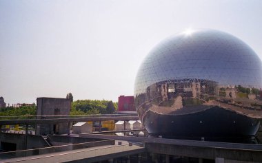 Paris, Fransa - 07-01-2001: 2001 'de La Villette Park' ta La Geode 360 sineması