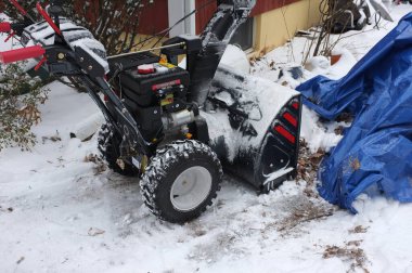 Berkeley Heights, NJ, ABD - 01-21-2012: karı temizledikten sonra ev tipi kar temizleyici