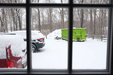 Berkeley Heights, NJ, ABD - 01-21-2012: Ocak ayında arka bahçedeki arabaların ve çöp konteynırlarının tozlanması