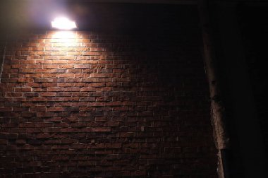 Tuğla duvar cephesi Geceleyin projektörün altında