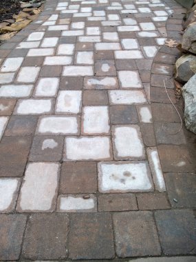 Kışın bahçede donmuş fayanslı yürüyüş yolu