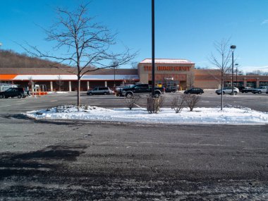 Watchung, NJ, ABD - 01-28-2015: Kışın kar fırtınasından sonra kar yağan ünlü hırdavatçı dükkanı otoparkı