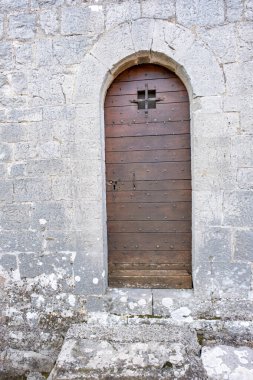 Güney Fransa 'nın provencal köyündeki ortaçağ kapı ve kapısının yakın görüntüsü