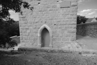 Fransa 'nın güneyindeki Provencal köyünde siyah beyaz tarihi ortaçağ kulesi