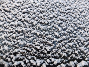 Kışın cam yüzeyde kar tozu.