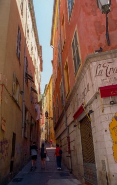 Nice, Fransa - 08-07-2001: 2001 civarında Fransa 'nın Nice kentinin eski semtlerinde dar sokaklarda turistler