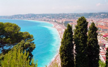 Akdeniz 'in panoramik manzarası, plajlar ve Nice şehri, Fransa 2001 yılı civarında