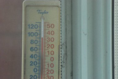 Berkeley Heights, NJ, ABD - 04-16-2012: Nisan ayında Celsius ve Fahrenheit 'te yüksek sıcaklık gösteren termometre