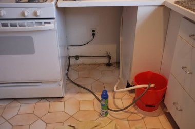 Berkeley Heights, NJ, ABD - 04-08-2012: bulaşık makinesini borular ve bir kovadaki hortumla değiştirmek