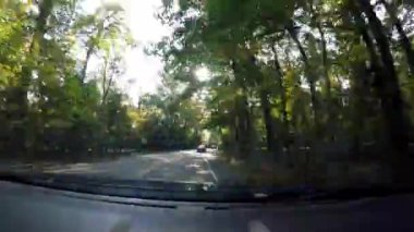 Mountainside, NJ, ABD - 10-14-2021: Sonbaharın başlarında Kuzey Amerika 'nın varoş kasaba ve ilçe yollarından geçen zaman kaybı