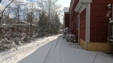 Ocak ayındaki kar fırtınasından sonra banliyö evi ve garaj yoluna kar yağdı