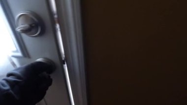 Kar fırtınasından sonra dışarı çıkmak için kapıyı açan kişi