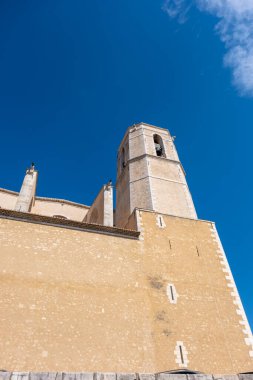 Provencal köyündeki ortaçağ katedrali.