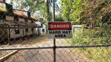 Berkeley Heights, NJ, ABD - 10-03-2021: İlçe parkında yenilenen tarihi terk edilmiş ve çürümüş ev