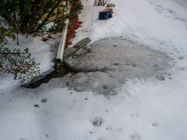 Kışın bahçede kar ve buz