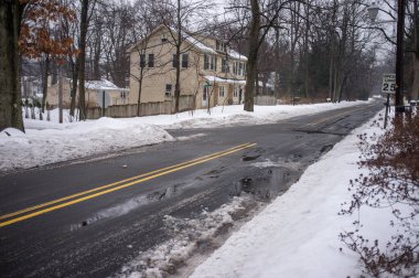 İlçe yolu kışın karlı ve buzlu