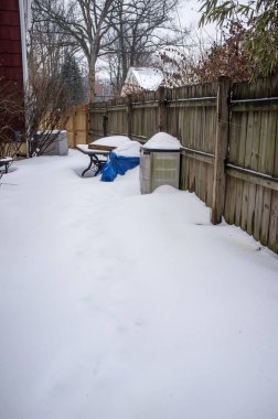 Arka bahçe kışın karla kaplı.