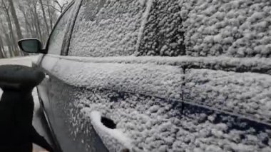 Ocak ayının karlı bir gününde arabayla yürüyüşe çıkmak.