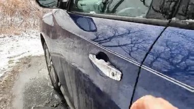 Basking Ridge, NJ, ABD - 01-20-2022: Karlı bir Ocak gününde arabanın ön kapısını açmak