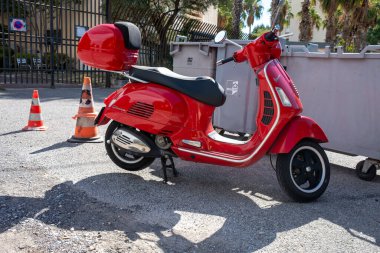 Antibes, Fransa - 09-27-2022: İtalyan markasının kırmızı scooter 'ı