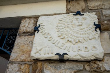 Antibes, Fransa - 09-27-2022: Fransız Riviera 'sında taş oymalı ev adı ve dekorasyon