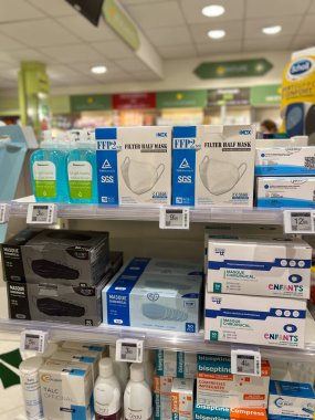 Golfe-Juan, Fransa - 09-10-2022: Fransa 'daki bir eczanede raflarda çeşitli yüz maskeleri sergileniyor