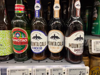 Golfe-Juan, Fransa - 09-10-2022: Fransa 'daki içki dükkanının raflarında çeşitli yarı zanaat bira şişeleri