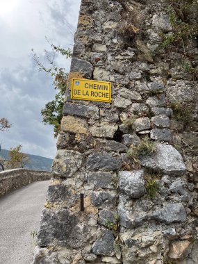 Greolieres, Fransa - 09-07-2022: Taştan duvarda 