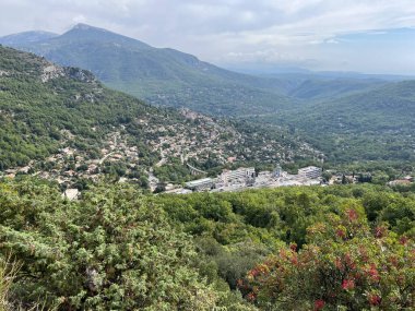 Fransız Rivierası 'ndaki küçük bir köy ve kimyasal endüstriyel fabrikası.