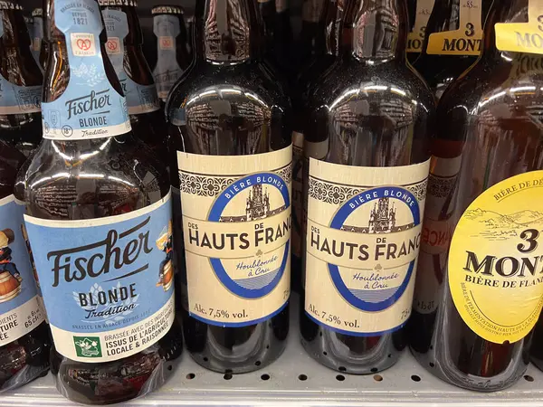 Golfe-Juan, Fransa - 09-10-2022: Fransa 'daki içki dükkanının raflarında çeşitli yarı zanaat bira şişeleri